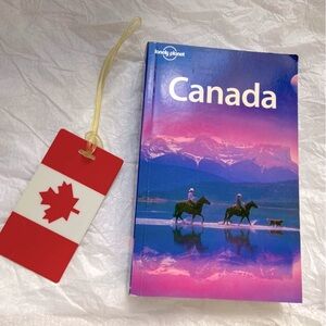 Lonely Planet Book on Canada & a 🇨🇦 luggage name tag